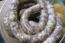 Шаг 7: Один край завязать, набить начинкой …