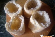 Шаг 2: Багет режем. Вынимаем серединку, но …