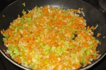 Шаг 3: Пассеровать овощи в небольшом количестве …