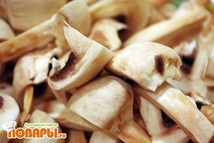 Шаг 4: Моем шампиньоны, режем крупными кусочками. …