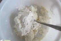 Шаг 2: Делаем тесто: берем творог, добавляем …