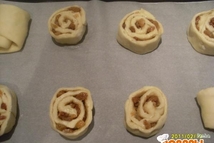 Шаг 2: Свернуть тесто рулетом и разрезать …