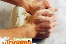 Шаг 2: Энергично замешивайте тесто руками, пока …