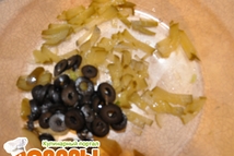 Шаг 2: Кольцами режем маслины, и ломтиками …