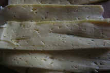 Шаг 4: Сыр нарезать тонкими пластами.