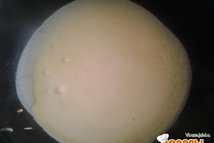 Шаг 5: На раскаленную сковороду половником наливаем …