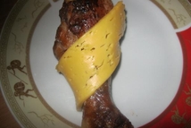 Шаг 6: Остывшую голень обмотать сыром