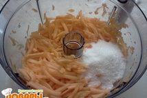 Шаг 2: Тыкву натираем на крупной терке. …