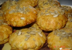 Рецепт: Сырное печенье с тыквой и жаренным луком