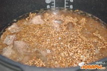 Шаг 5: В мультиварку высыпаем промытую гречку, …