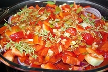 Шаг 2: Овощи выложить на рыбу слоями …