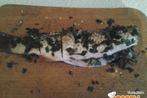 Шаг 2: Сделать надрезы, приправить специями.