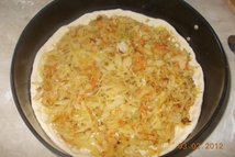 Шаг 3: Капусту мелко накрошите и обжарьте …