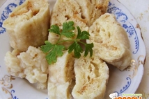 Шаг 6: После готовые кнедли вынимаем, нарезаем …