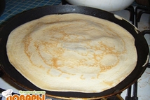 Шаг 2: Разогреваем сковороду и выпекаем блины …