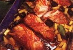 Свинина с ананасом и черносливом