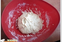 Шаг 1: В глубокую миску всыпте муку, …