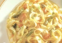 Рецепт: Феттучини с лососем в сливочном соусе