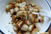 Шаг 3: После того, как сухарики приобретут …