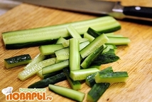 Шаг 1: Огурец нам понадобится среднего размера, …