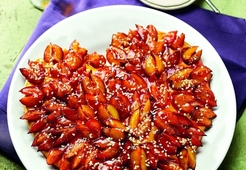 Фруктовое сердце со сливами