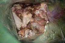 Шаг 2: Посолить, поперчить по вкусу. Сложить …