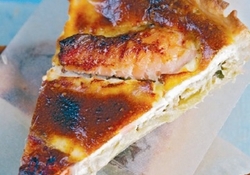 Рецепт: Пирог с копченым лососем, луком-пореем и апельсинами