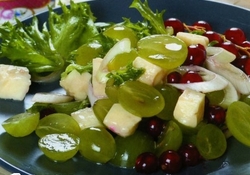 Рецепт: Салат с виноградом и фетой по-гречески