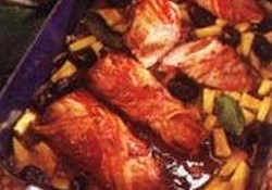 Рецепт: Свинина с ананасом и черносливом