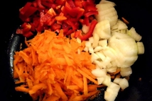 Шаг 1: Нарезаем лук кубиками, натираем морковь …