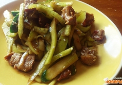 Рецепт: Салат из огурцов и свинины