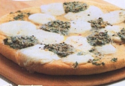 Пицца с анчоусным маслом и моццареллой