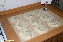 Шаг 3: Раскатать тонко тесто, вырезать кружочки …