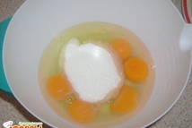 Шаг 3: Размешать до однородности. Взбить яйца …