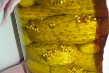 Шаг 3: Приготовить маринад, залить огурчики. Стерилизовать …