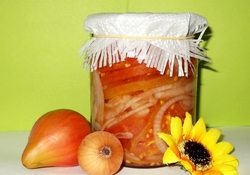 Рецепт: Салат консервированный «Чиполлино и Синьор Помидор»