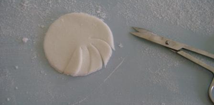 Шаг №2 МК ромашек и листочков от Annula