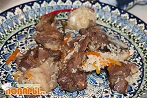 Шаг 16: Достаньте мясо, плов перемешайте, и …