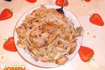 Шаг 8: Осталось украсить рыбу луком и …