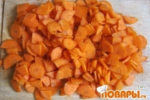 Шаг 4: Морковь нарезаем тонкими кружочками, половинками, …