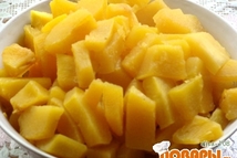 Шаг 2: Тыкву очищаем от шкурки. Нарезаем …