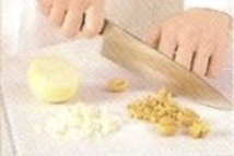 Шаг 1: Ломтики хлеба намажьте маслом. Грибы …