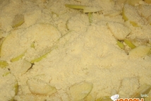 Шаг 5: Уложить яблоки на подготовленную основу, …