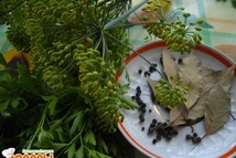 Шаг 2: Измельчить петрушку и веточки укропа, …