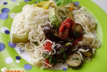 Шаг 7: Выкладываем лапшу, сверху выкладываем овощи. …