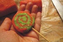 Шаг 6: Рулет печенья осторожно нарезать очень …