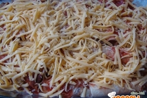 Шаг 4: Все блинчики заливаем томатным соусом …