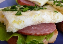 Рецепт: Бутерброды с салями и омлетом