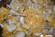 Шаг 2: Обжариваем лук и морковь, добавляем …