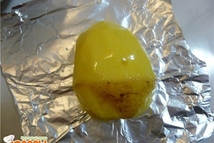 Шаг 3: На фольгу насыпать щепотку соли …